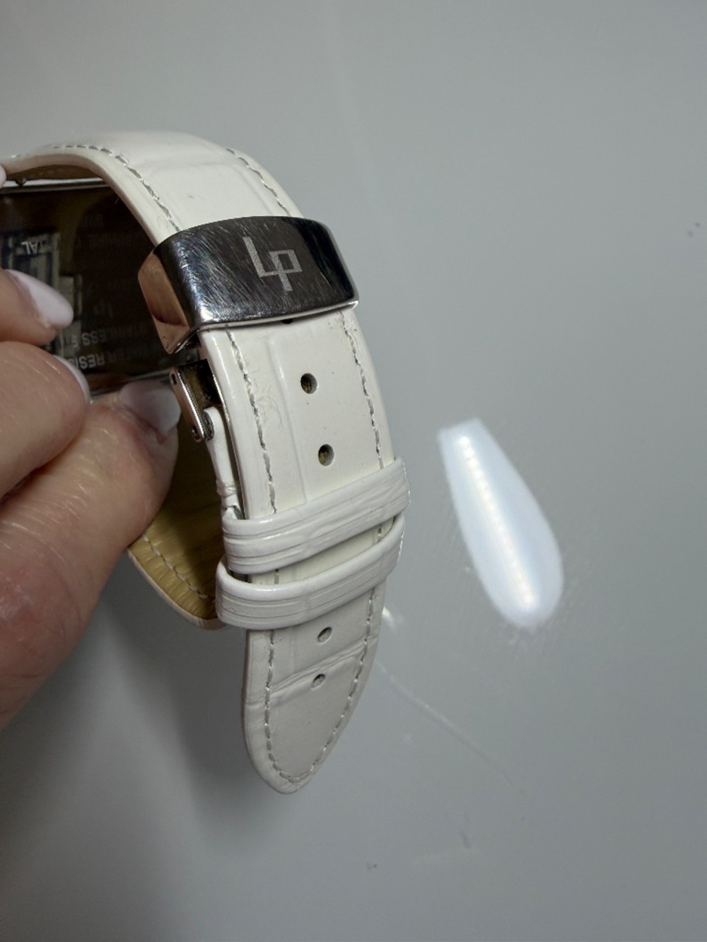 LIKE NEW! Women's Lucien Piccard Mother of Pearl Faced Watch - Picture 6 of 11